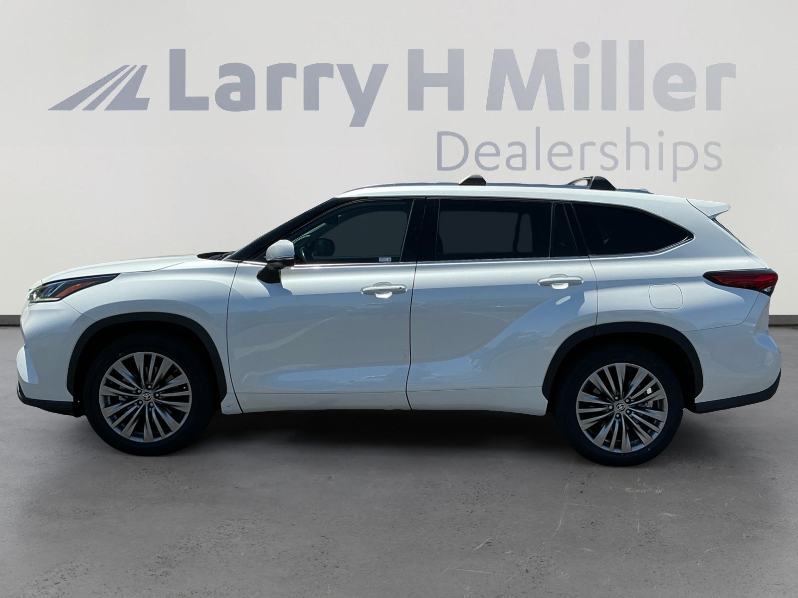 Used 2022 Toyota Highlander Platinum FWD image 2