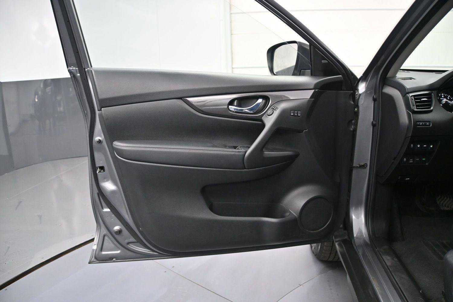 Used 2019 Nissan Rogue SV w/ Premium Package AWD/4WD image 6