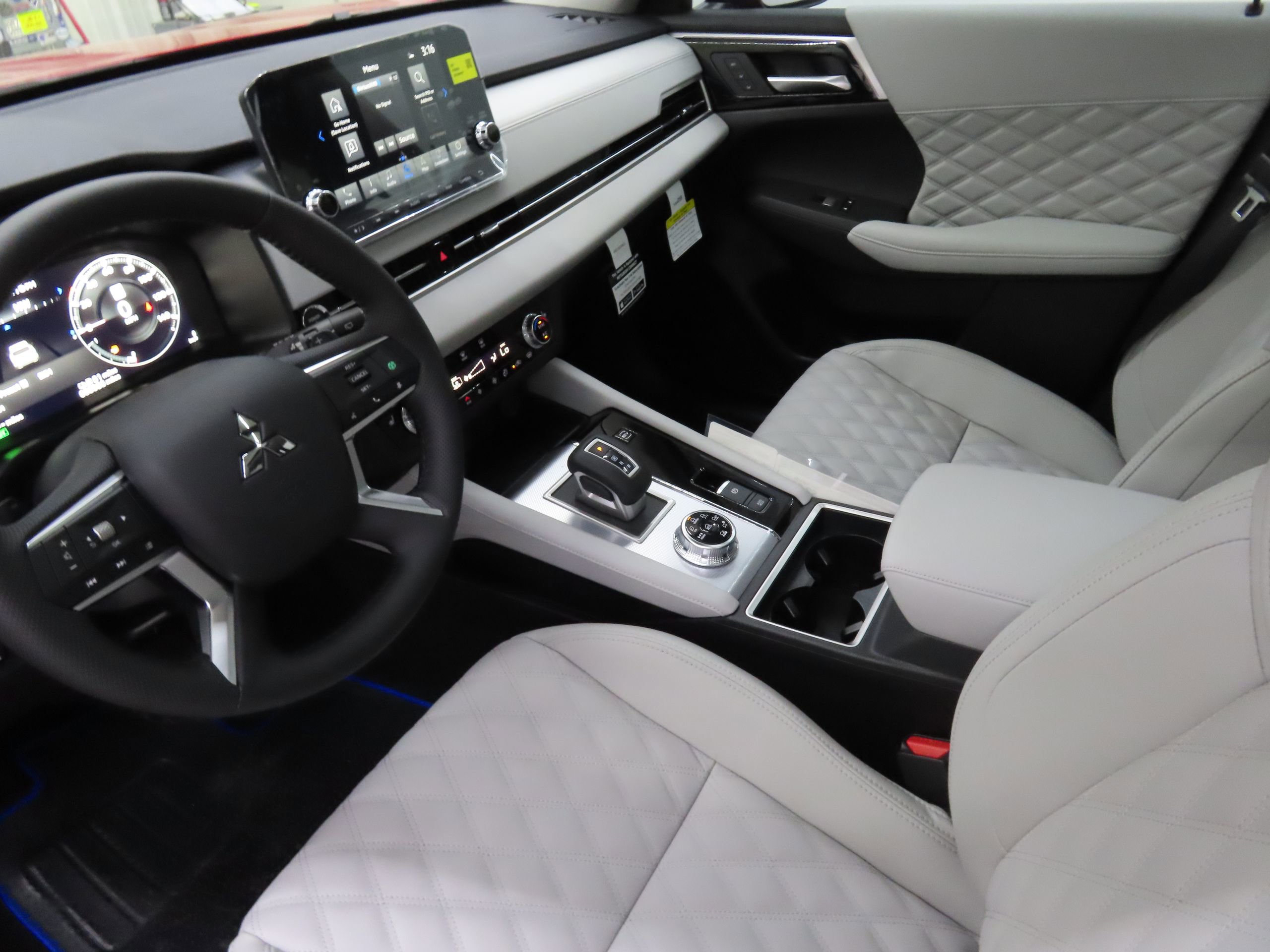 New 2025 Mitsubishi Outlander SEL image 21