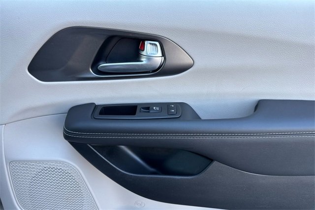 Used 2024 Chrysler Pacifica Touring-L image 22