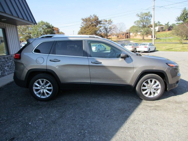 Used 2016 Jeep Cherokee Limited w/ Luxury Group AWD/4WD image 9