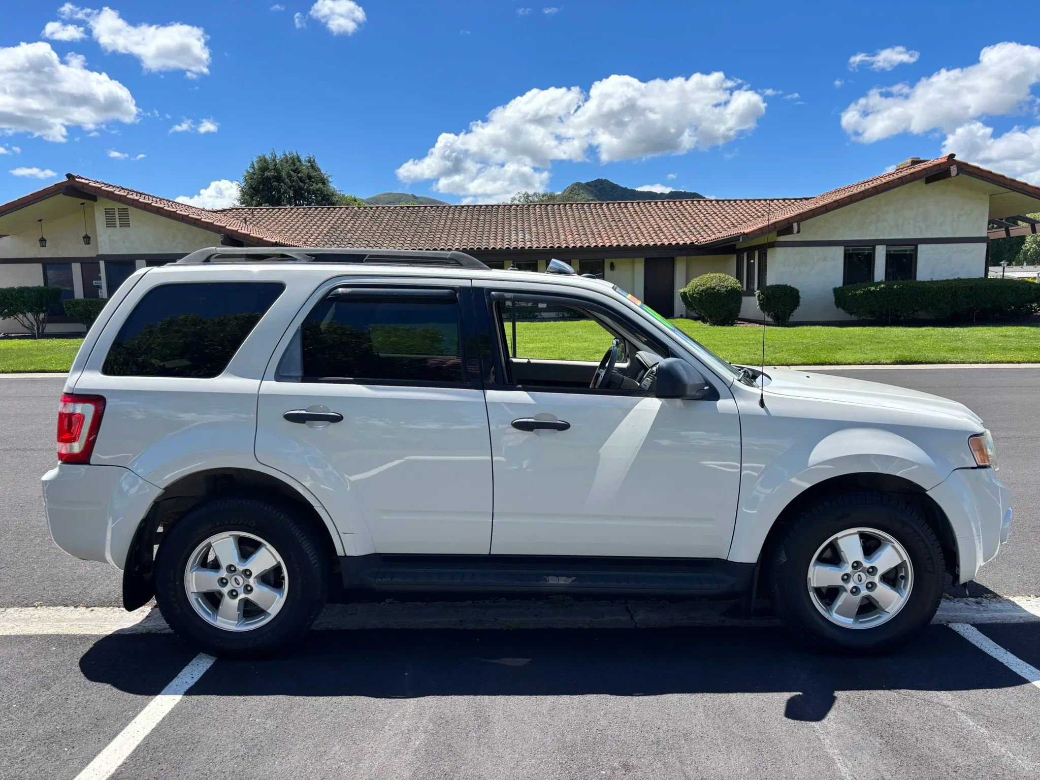 Used 2009 Ford Escape XLT image 2