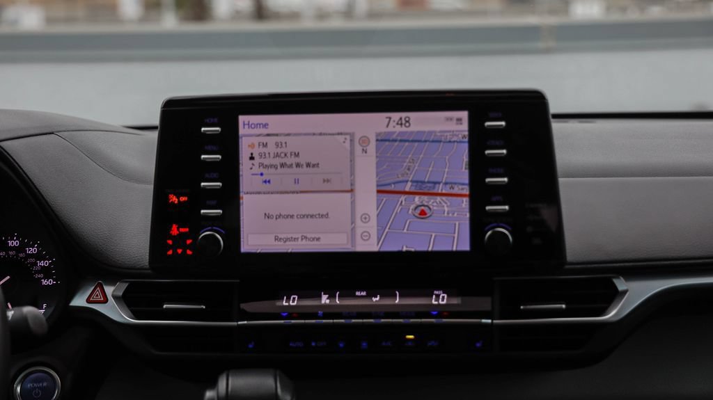 Used 2024 Toyota Sienna XLE w/ XLE Plus Package FWD image 17