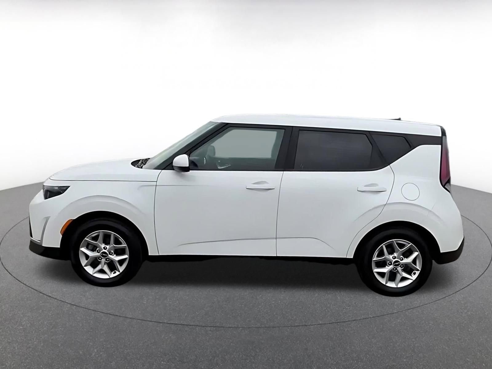 Used 2025 Kia Soul LX w/ LX Technology Package FWD image 9