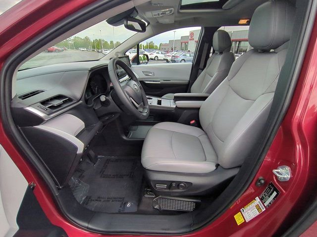 Certified 2025 Toyota Sienna XLE AWD/4WD image 8