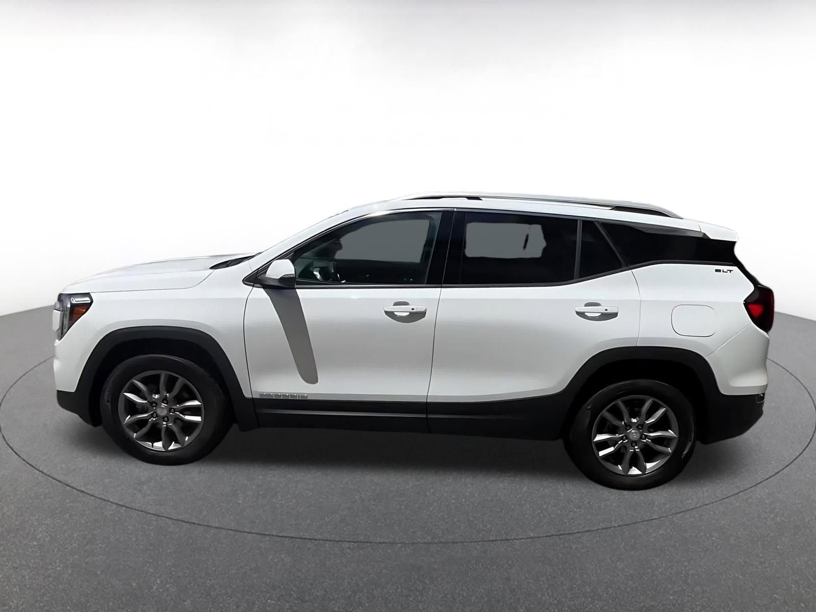Used 2024 GMC Terrain SLT AWD/4WD image 8