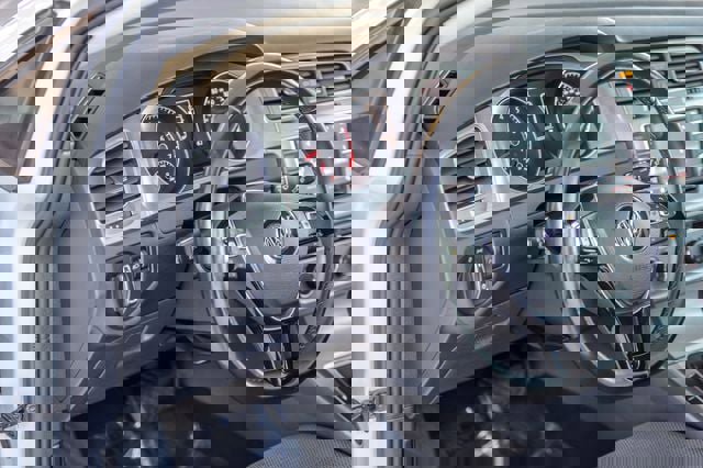 Used 2016 Volkswagen Golf S image 22