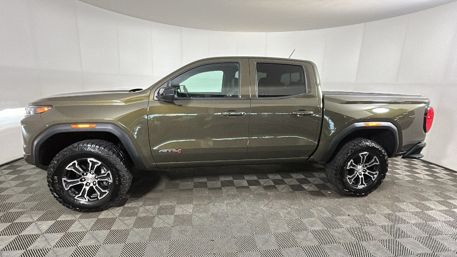 Used 2024 GMC Canyon AT4 w/ AT4 Premium Package AWD/4WD image 7