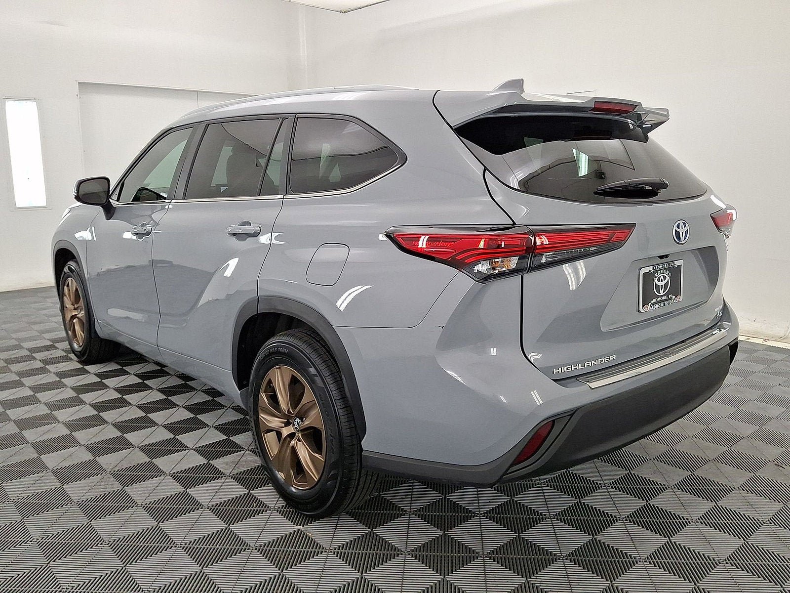 Used 2023 Toyota Highlander Bronze Edition FWD image 14