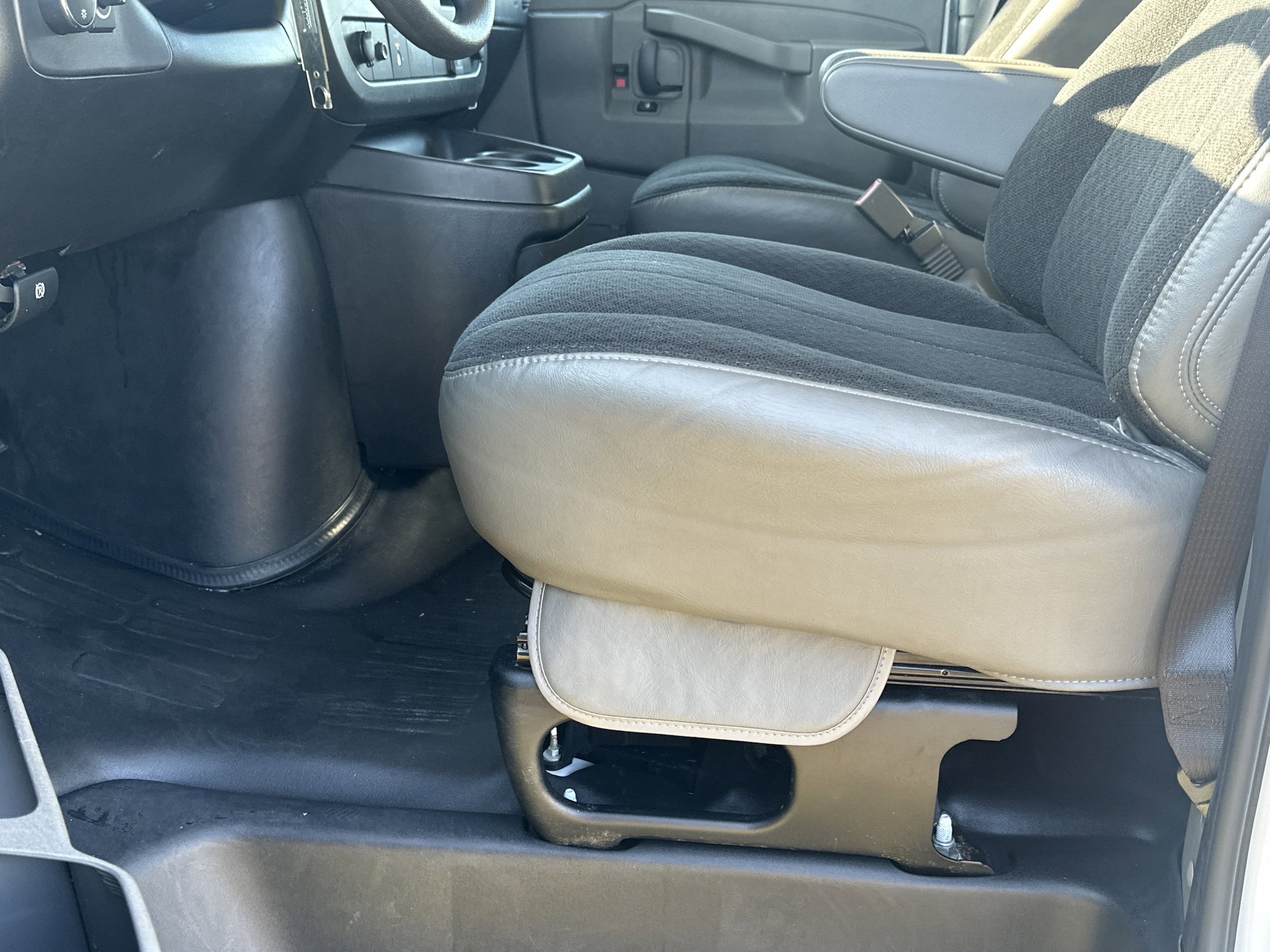 Used 2024 Chevrolet Express 2500 w/ Driver Convenience Package image 9