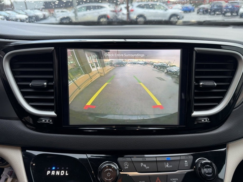 Used 2024 Chrysler Pacifica Touring-L image 22