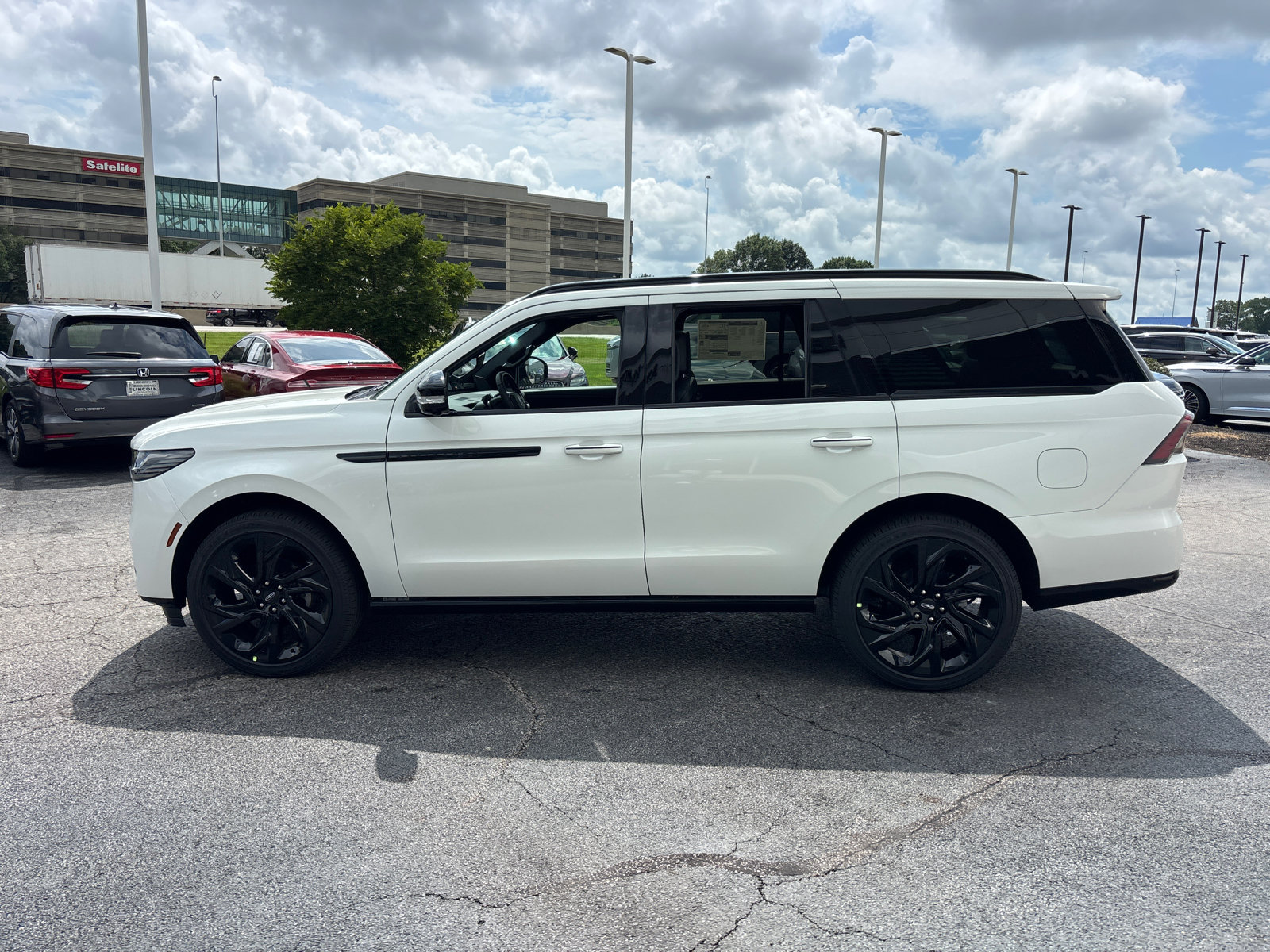 New 2027 Lincoln Navigator Reserve w/ Jet Appearance Package AWD/4WD image 4