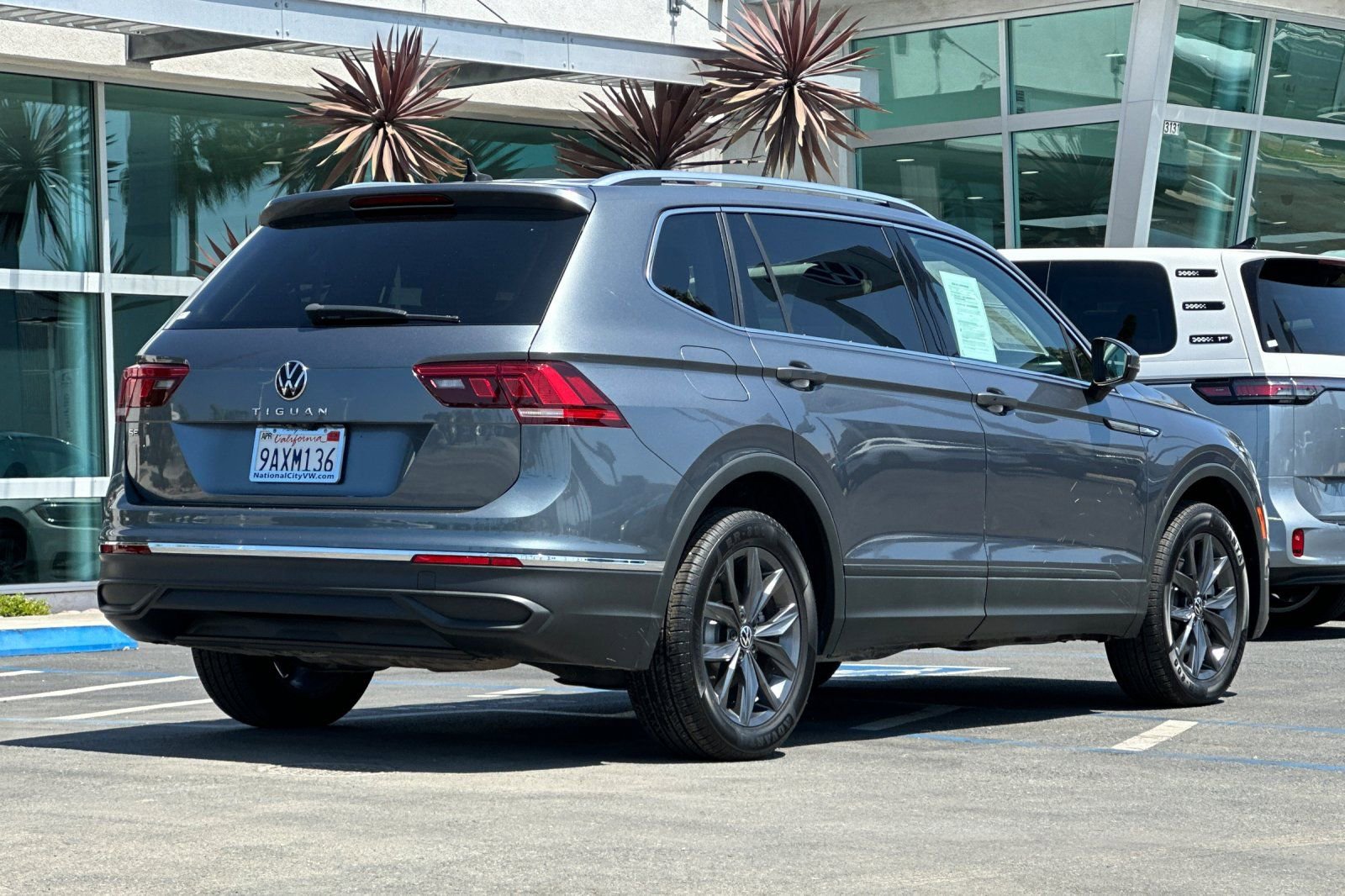 Used 2022 Volkswagen Tiguan SE w/ Panoramic Sunroof Package FWD image 4