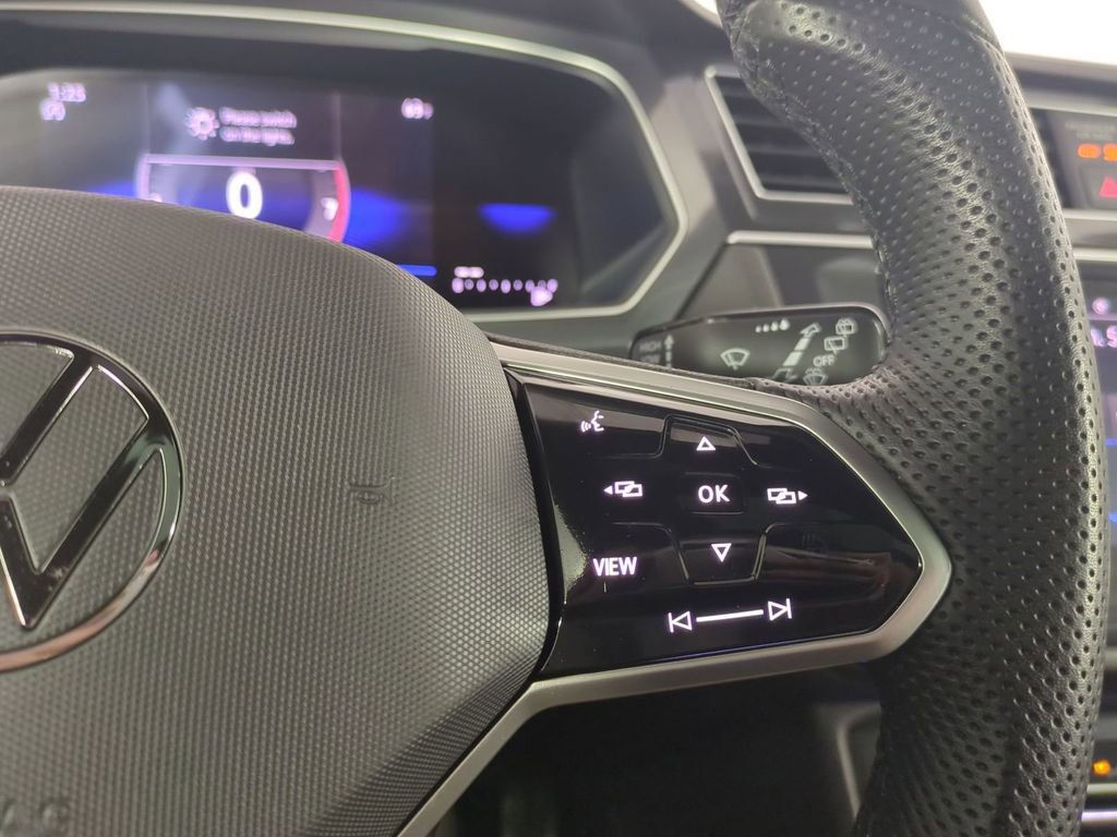 Used 2024 Volkswagen Tiguan SE R-Line image 32