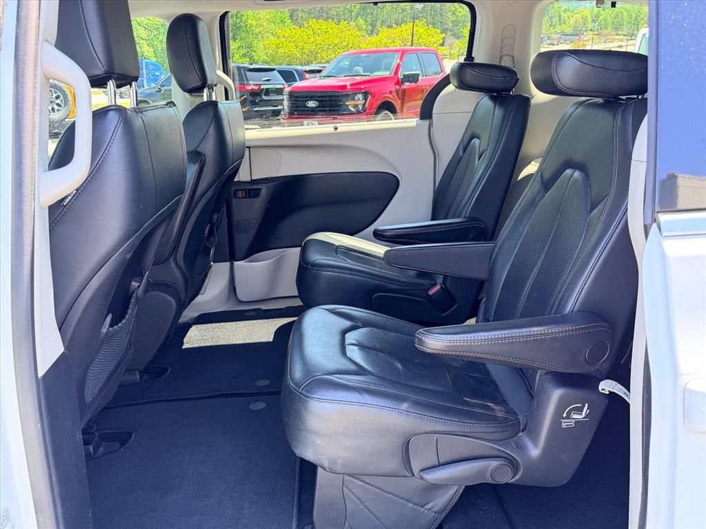Used 2020 Chrysler Pacifica Touring-L image 13