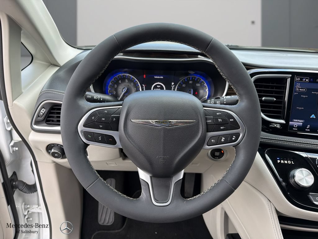 Used 2023 Chrysler Pacifica Limited AWD/4WD image 12