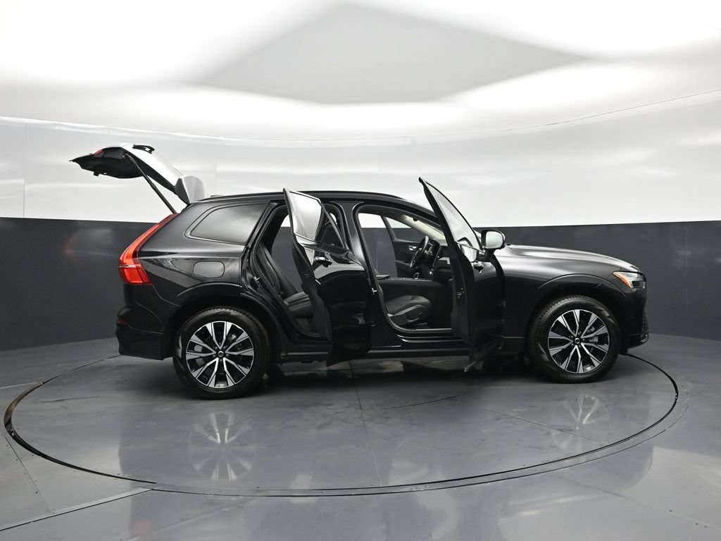 Used 2025 Volvo XC60 B5 Plus AWD/4WD image 4