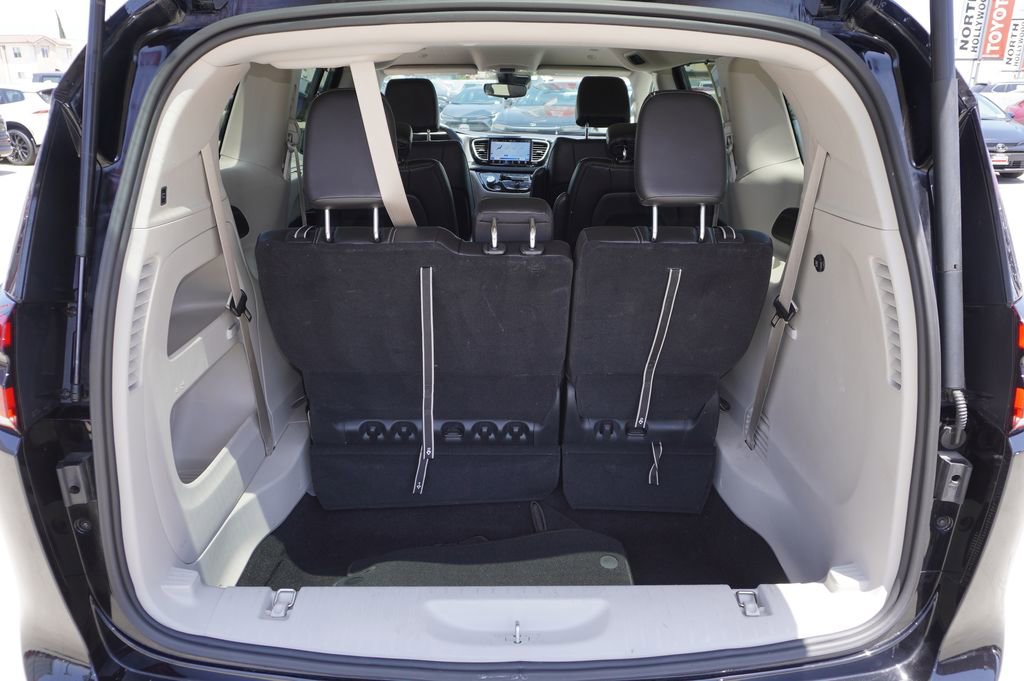 Used 2024 Chrysler Pacifica Touring-L FWD image 8