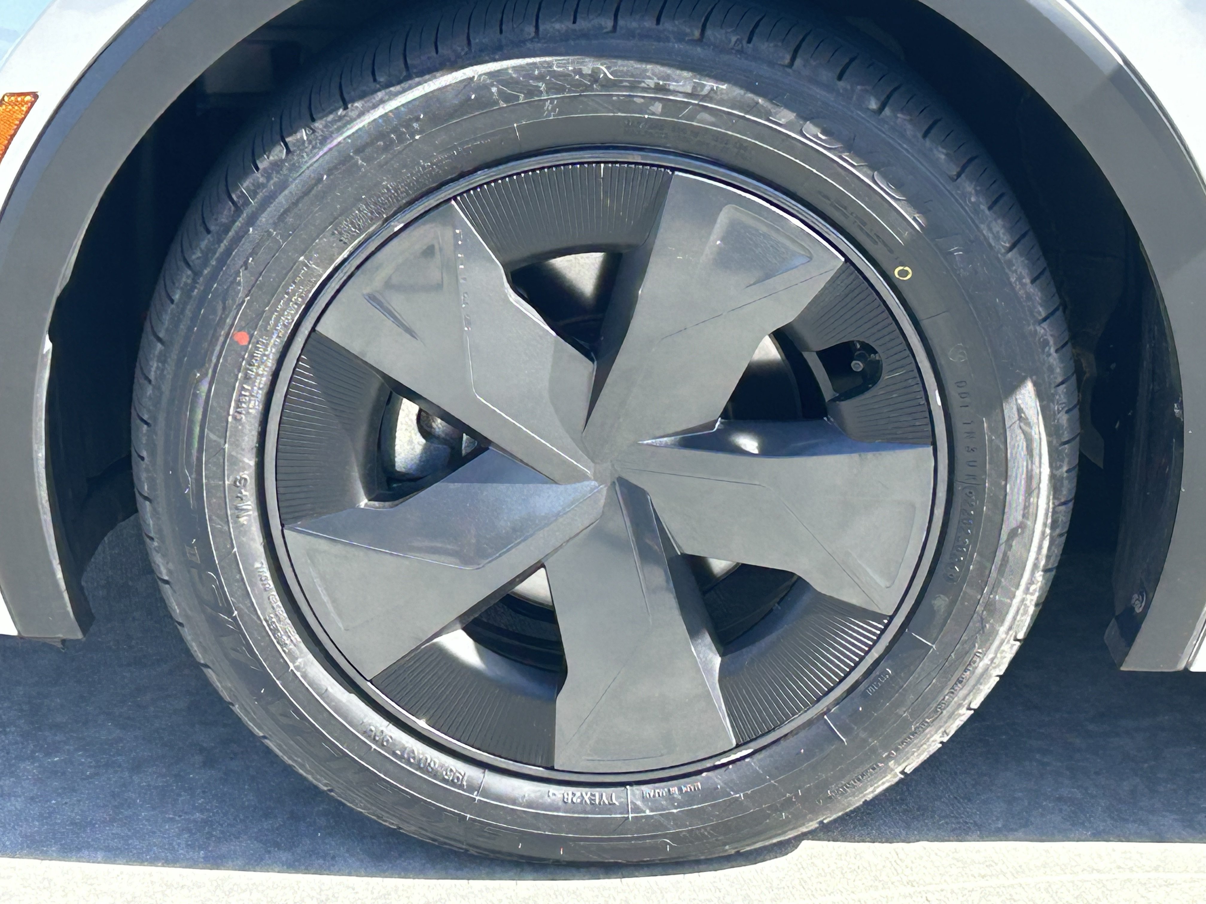 Certified 2025 Toyota Prius LE FWD image 8