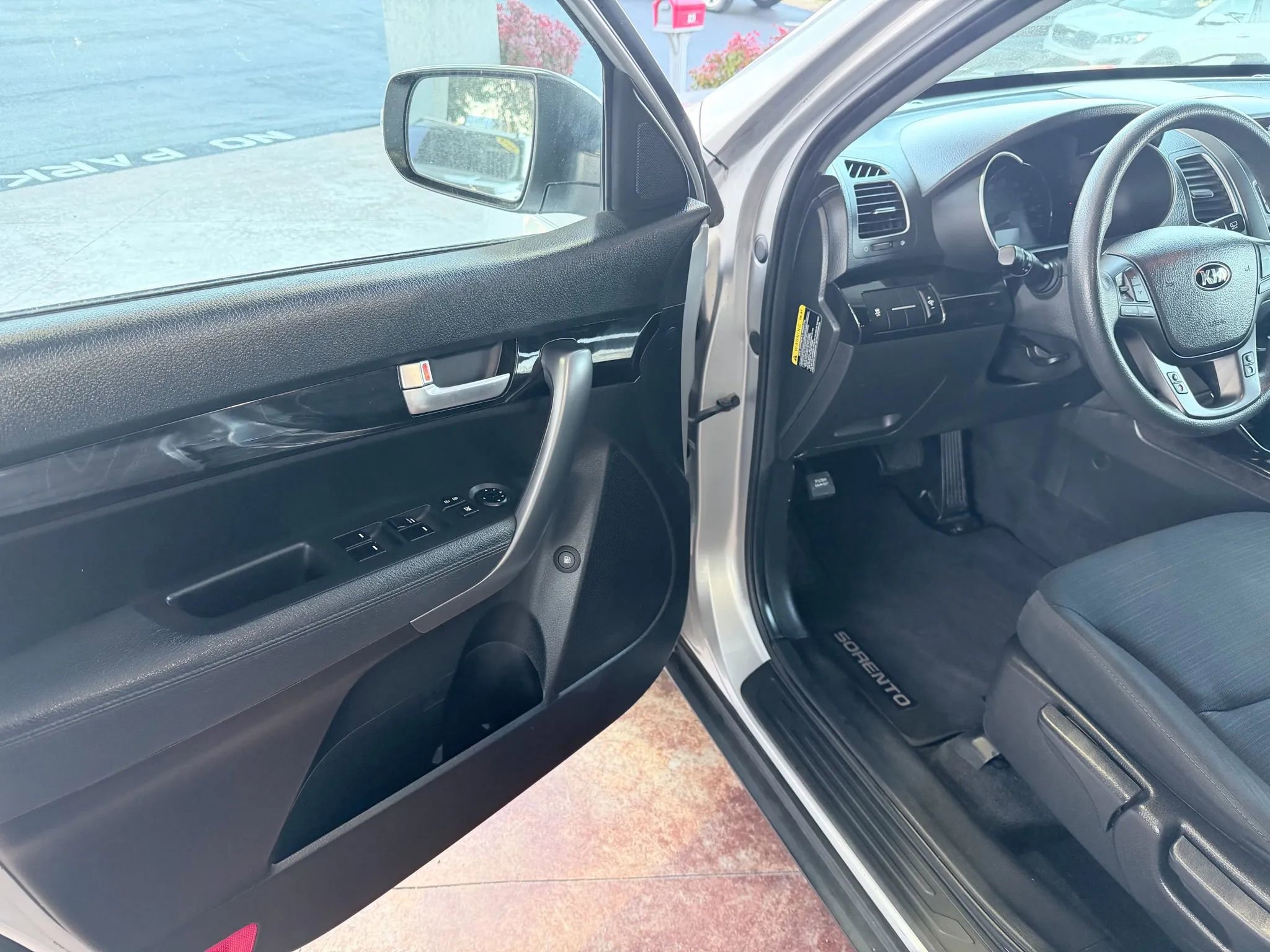 Used 2015 Kia Sorento LX image 10