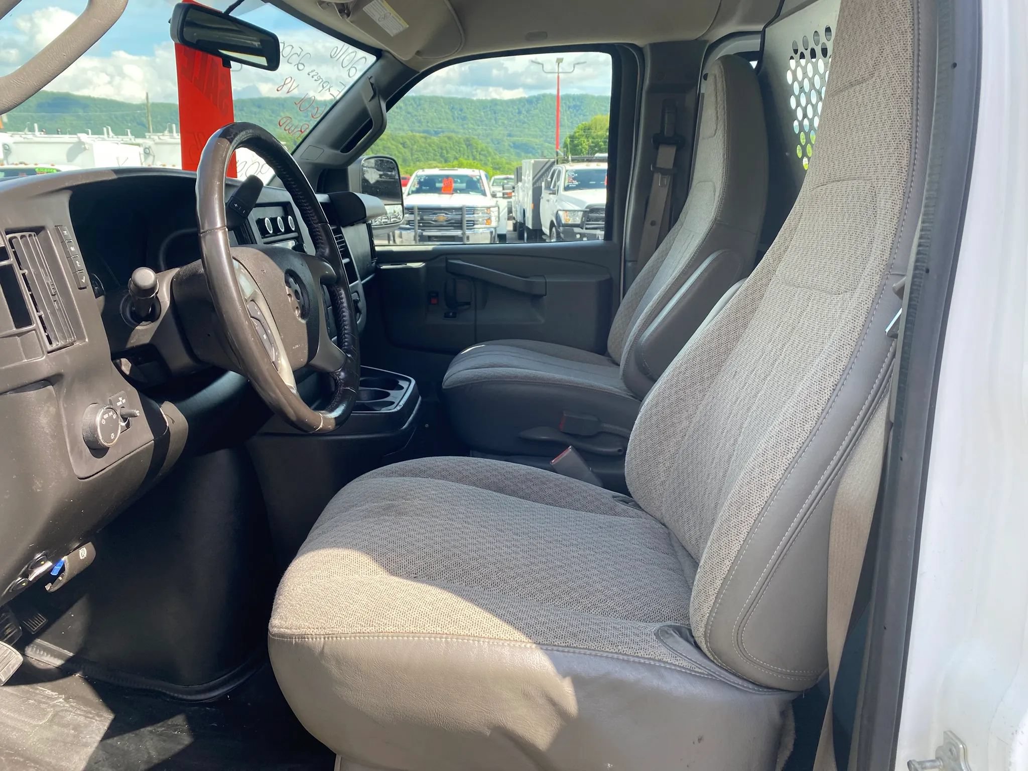 Used 2016 Chevrolet Express 2500 Extended RWD image 9