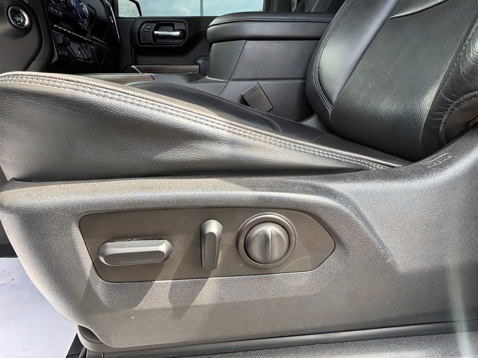 Used 2019 Chevrolet Silverado 1500 High Country w/ Technology Package AWD/4WD image 25