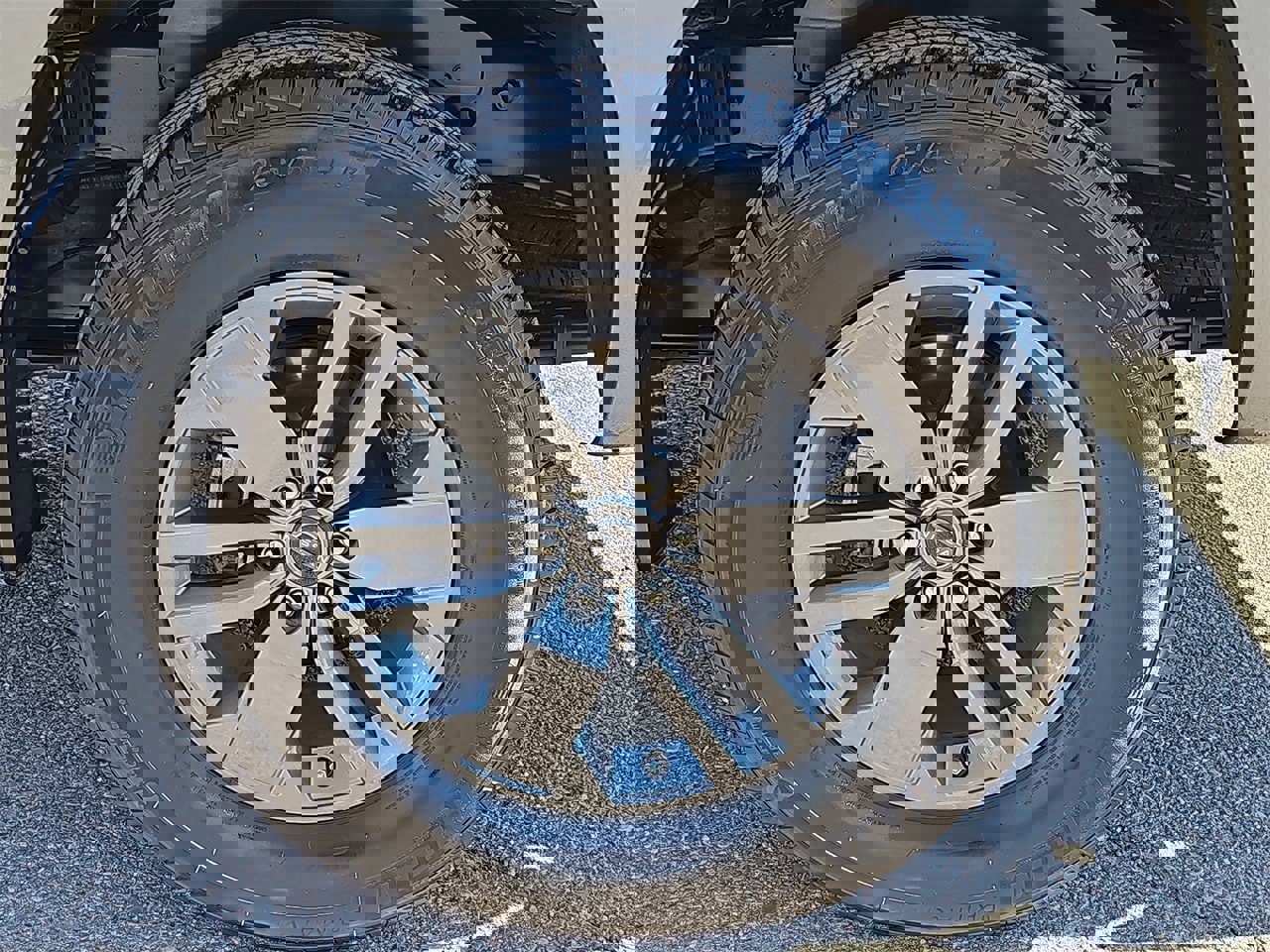 Used 2025 Nissan Frontier SV image 32