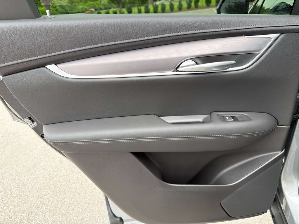 New 2026 Cadillac XT5 Luxury w/ LPO, ONYX Package FWD image 17