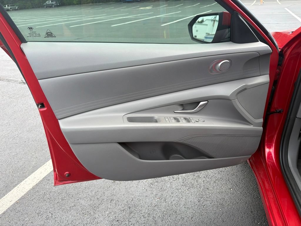 Used 2023 Hyundai Elantra SE FWD image 17
