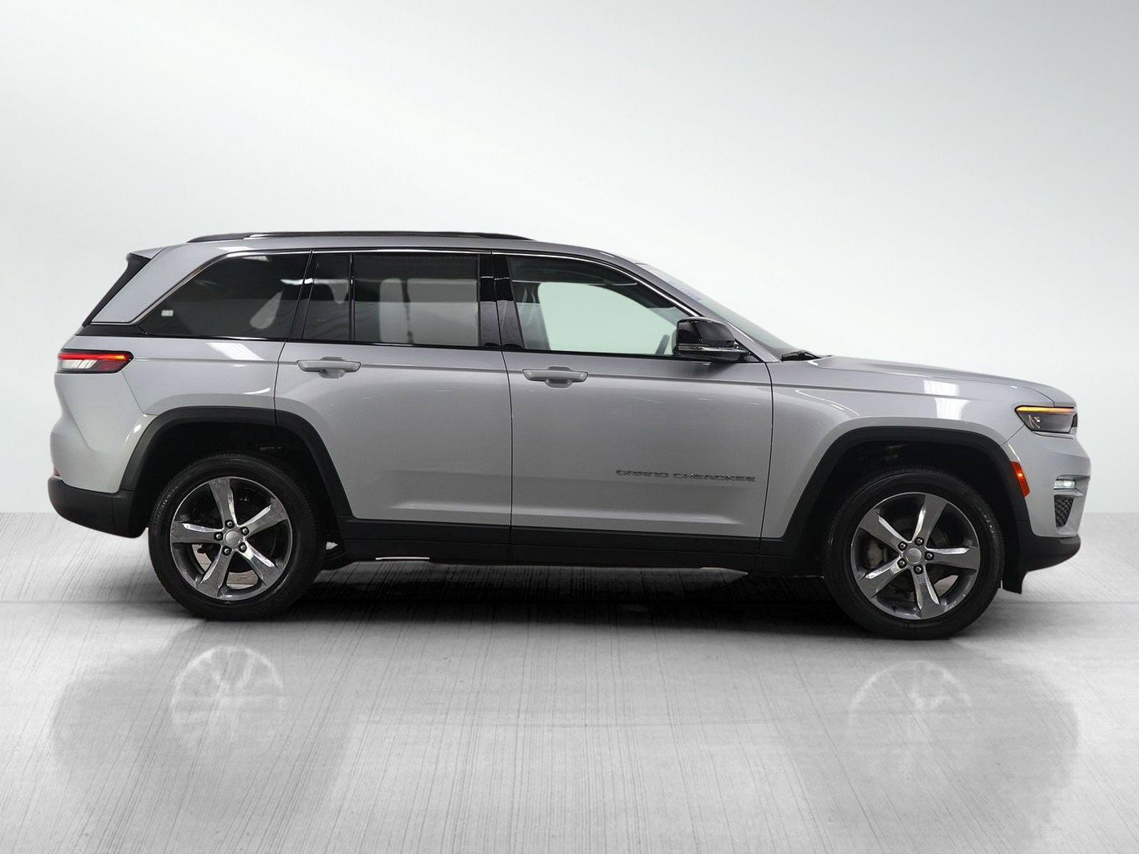 Used 2022 Jeep Grand Cherokee Limited image 6