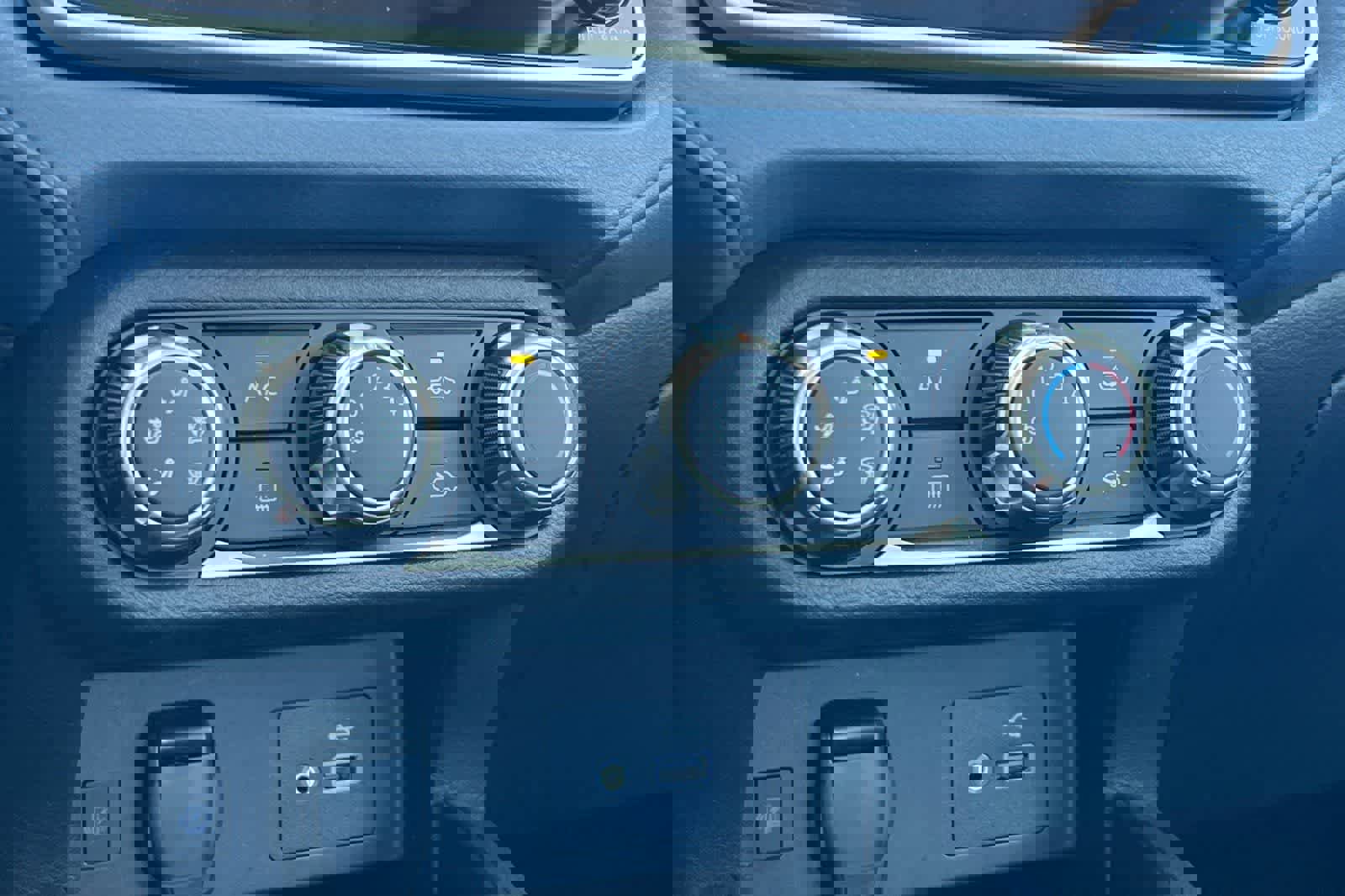 Used 2025 Nissan Versa SV w/ Trunk Package FWD image 21