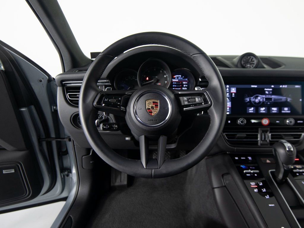 Certified 2025 Porsche Macan AWD/4WD image 18