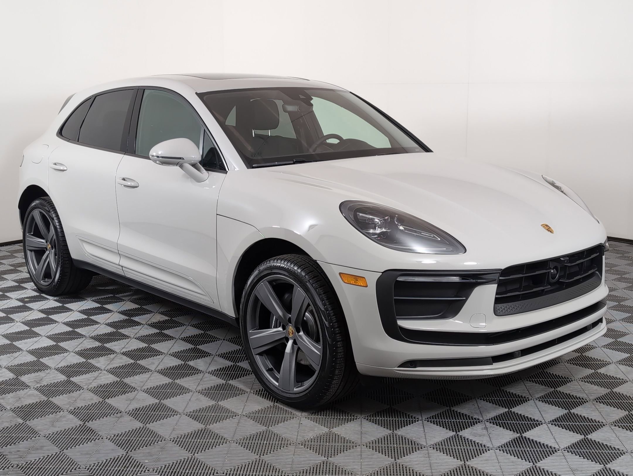 Used 2025 Porsche Macan image 25
