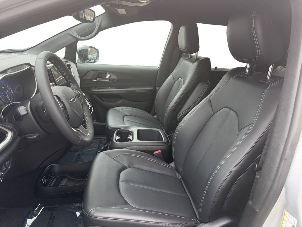 Used 2026 Chrysler Pacifica Select image 9