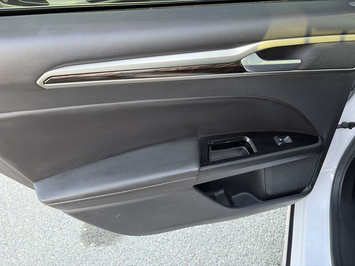 Used 2015 Ford Fusion SE w/ Equipment Group 502A FWD image 12