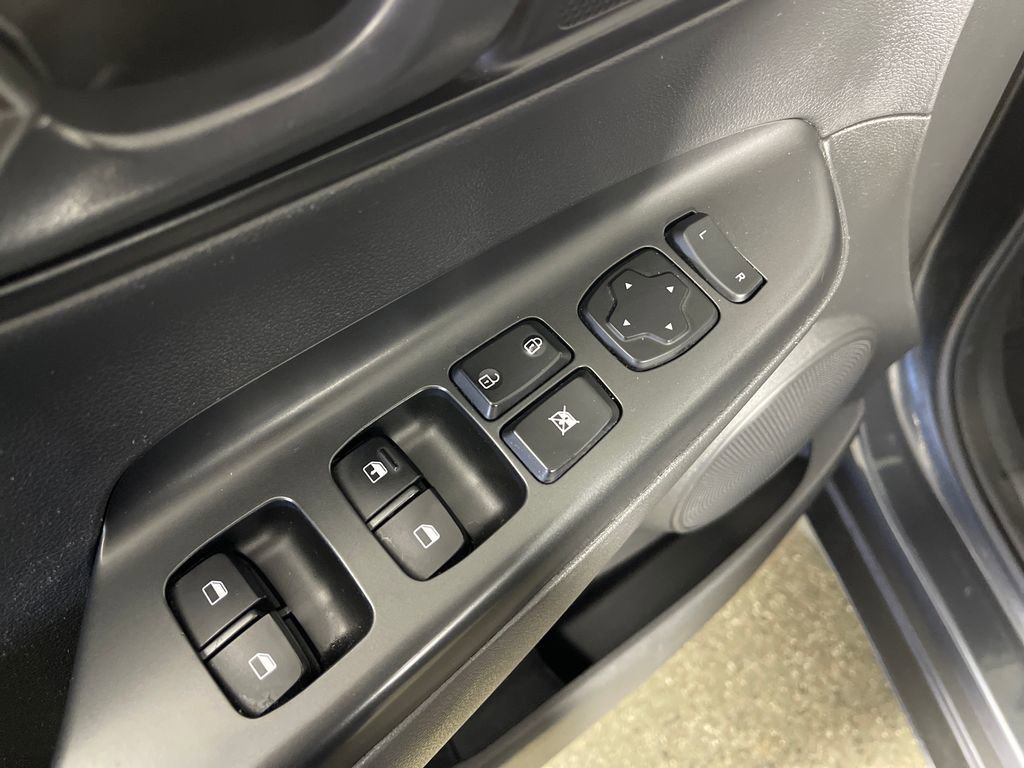 Used 2022 Hyundai Kona SEL FWD image 18