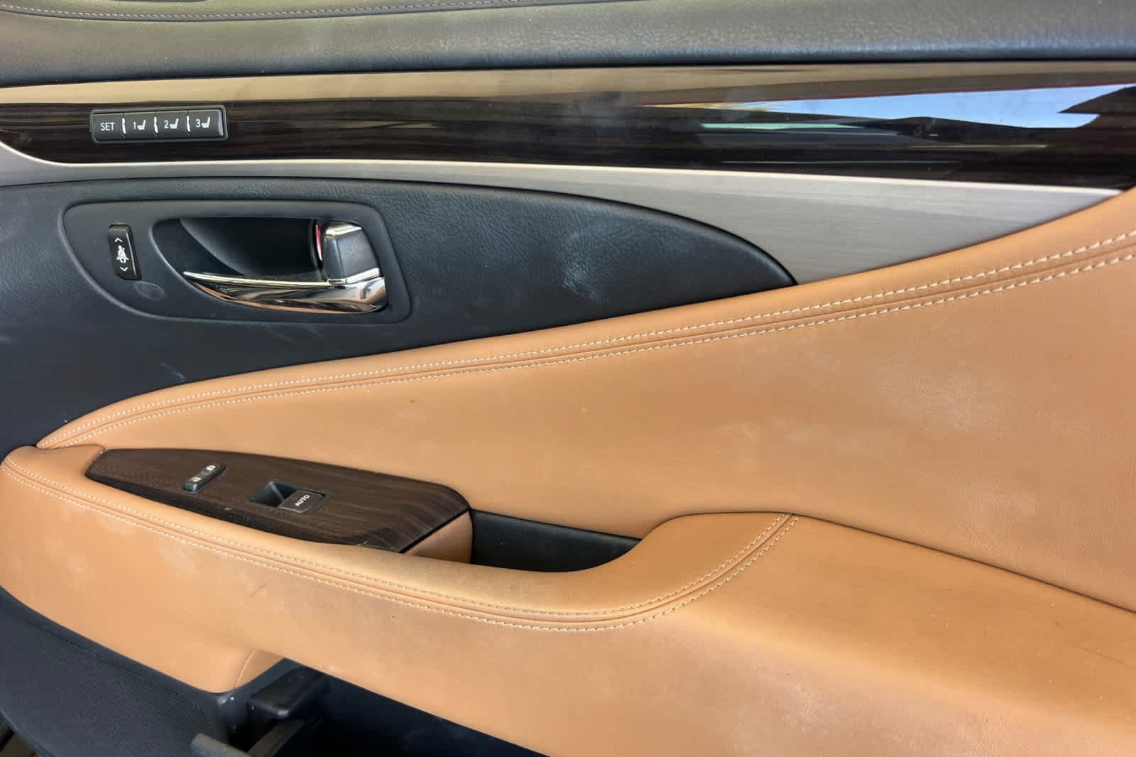 Used 2014 Lexus LS 460 w/ Comfort Package RWD image 18
