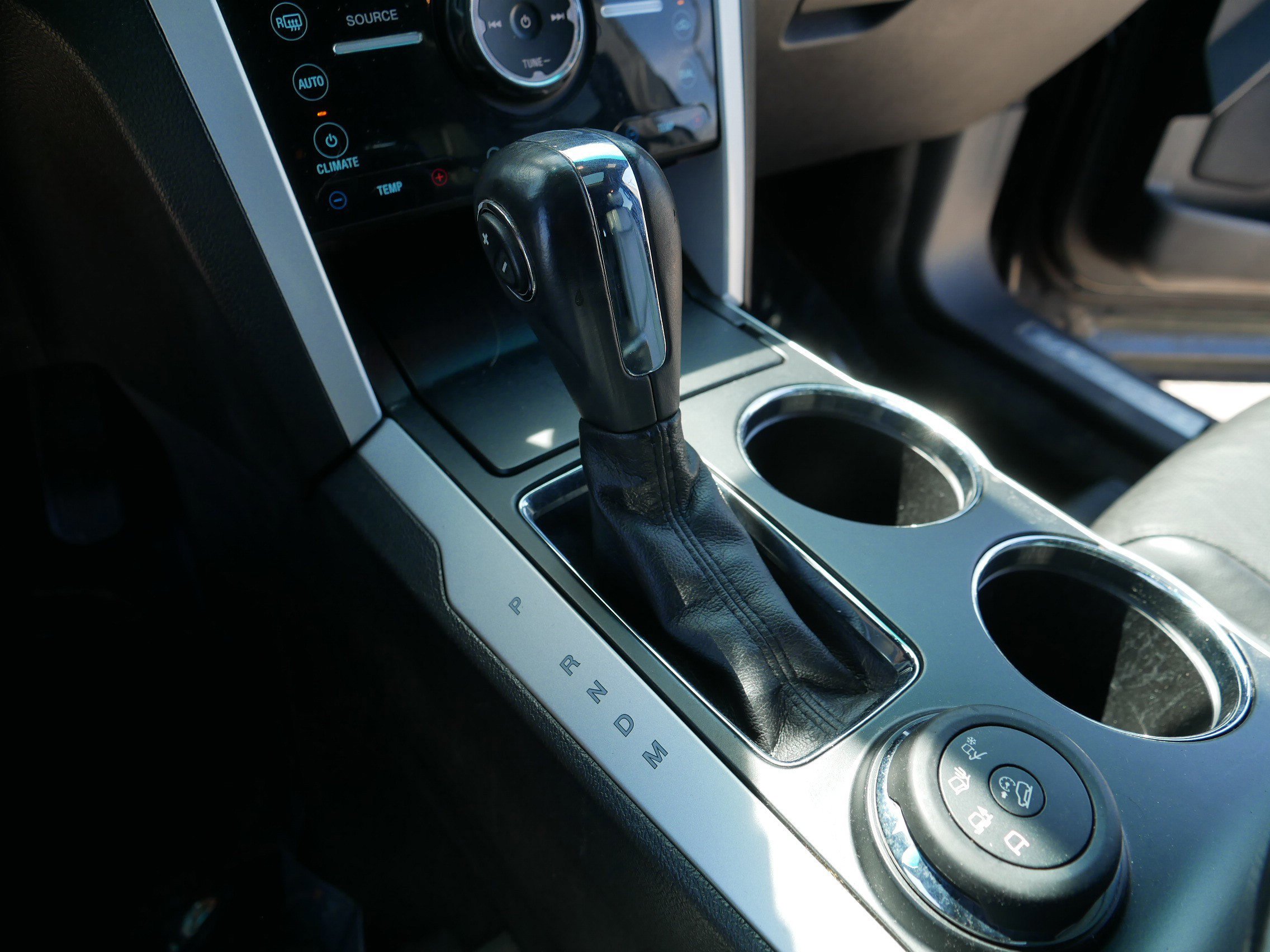 Used 2014 Ford Explorer Limited w/ Equipment Group 302A AWD/4WD image 29