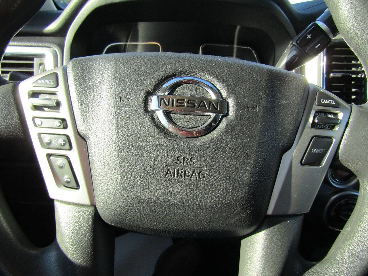 Used 2017 Nissan Titan SV image 18