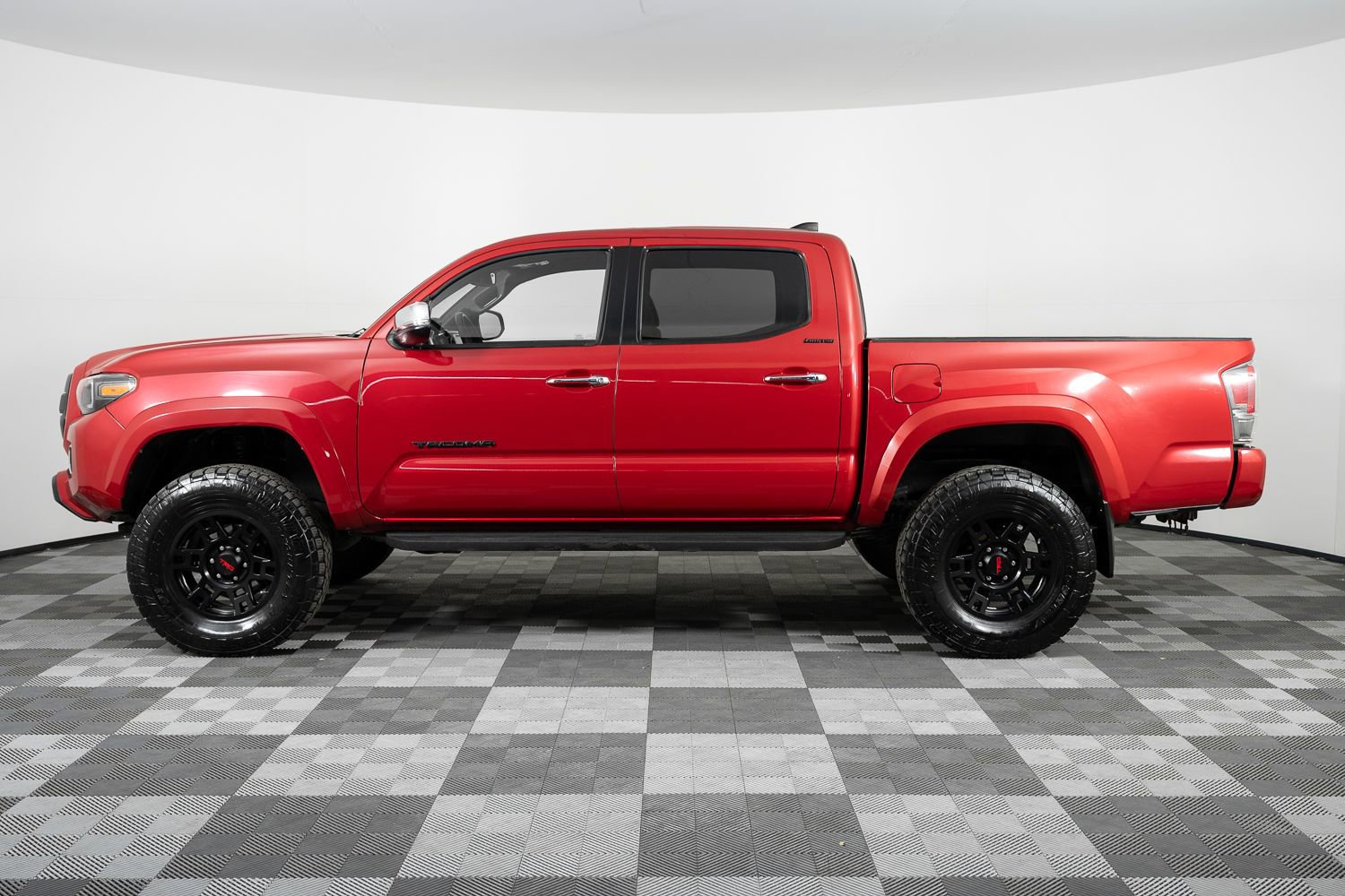 Used 2017 Toyota Tacoma Limited image 3