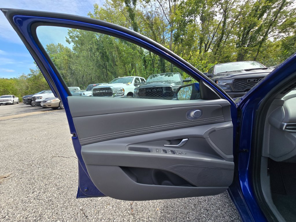 Used 2025 Hyundai Elantra SEL FWD image 25