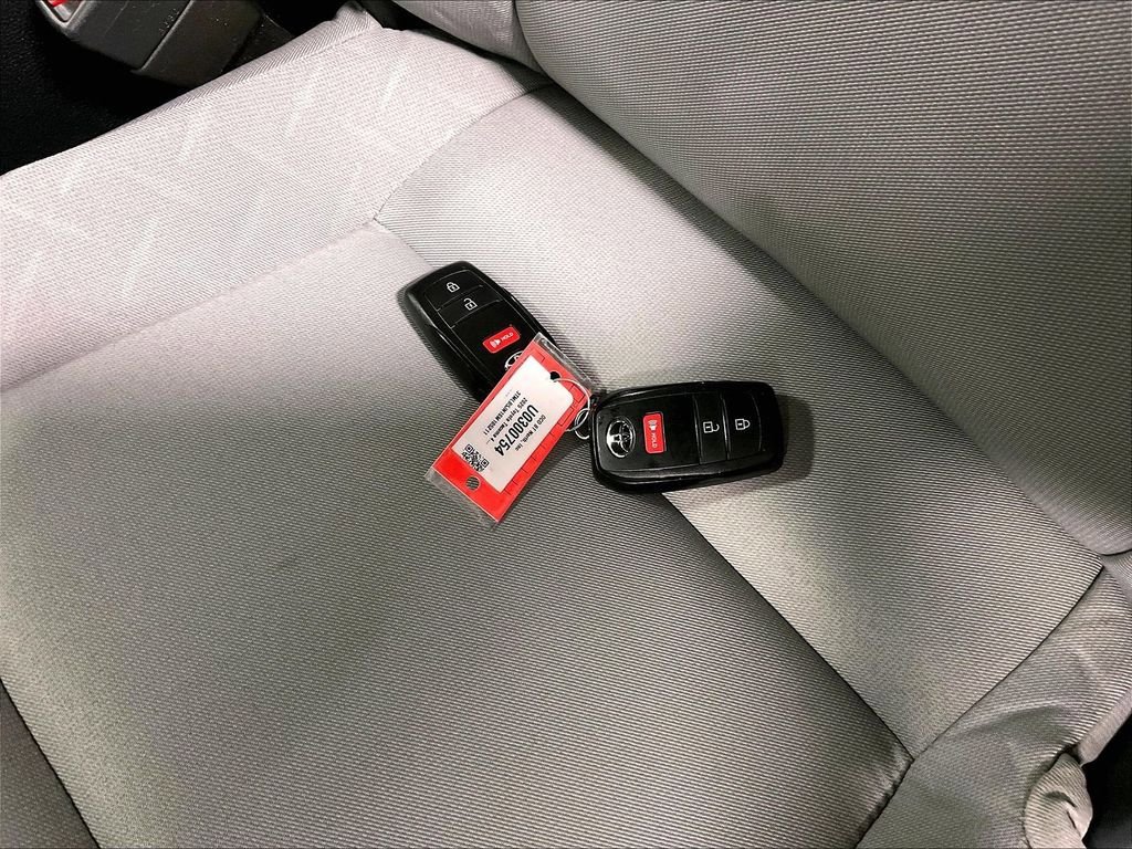 Used 2025 Toyota Tacoma SR5 AWD/4WD image 30