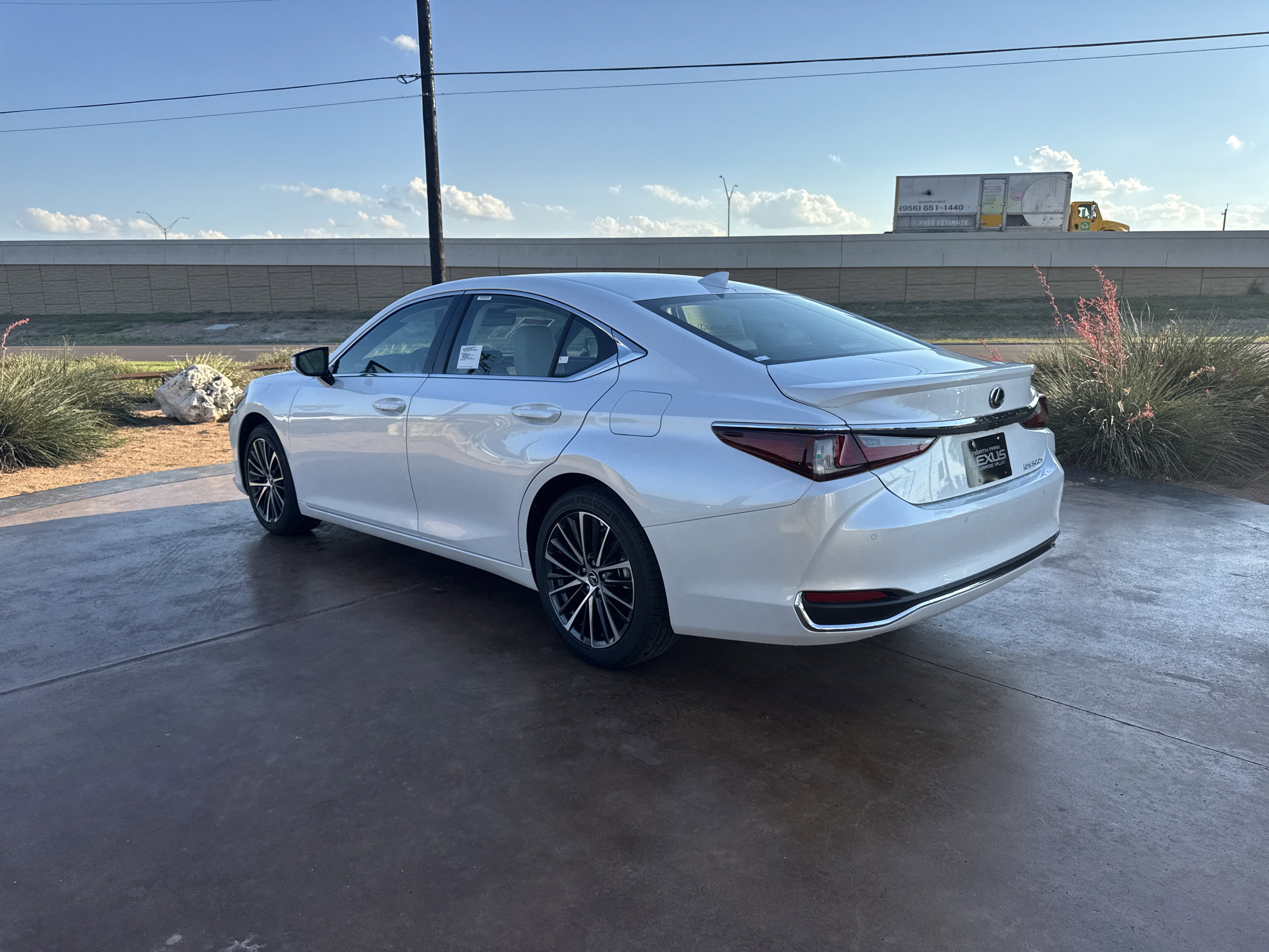 New 2025 Lexus ES 300h w/ Premium Package image 4
