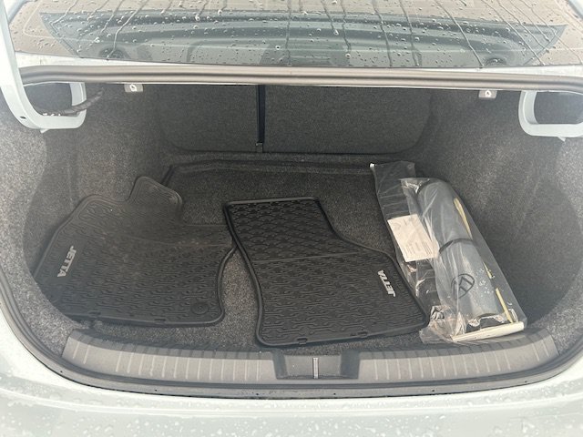 Used 2025 Volkswagen Jetta SE FWD image 4