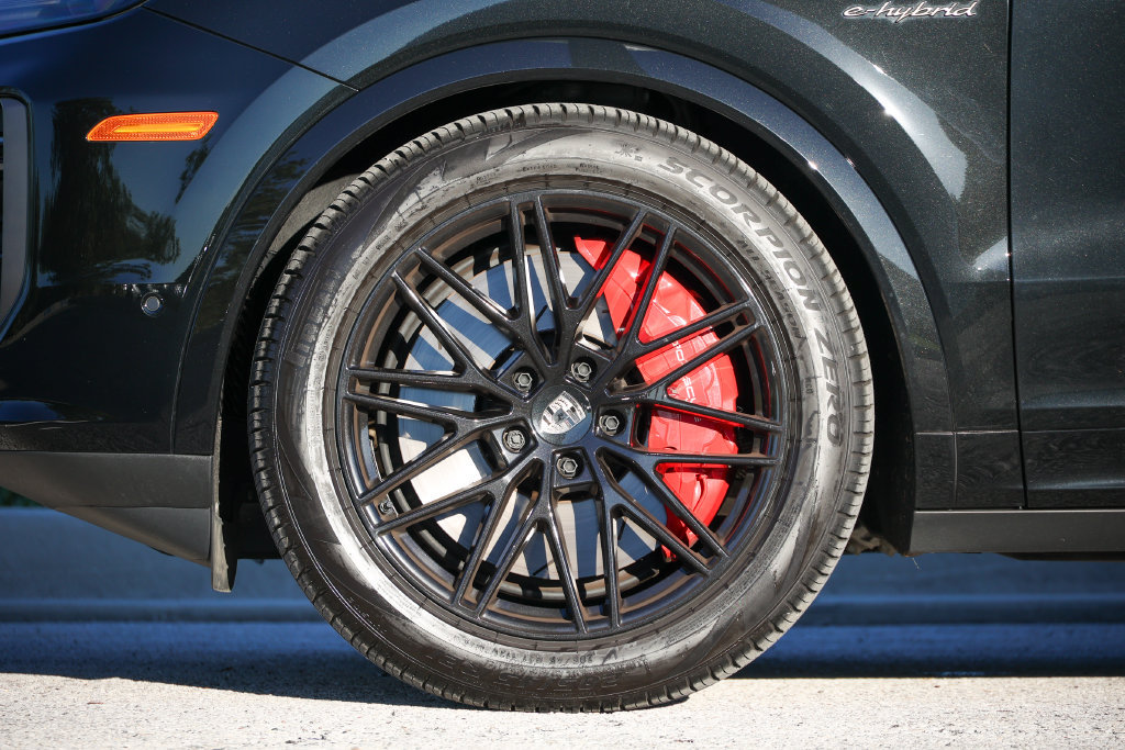 Certified 2025 Porsche Cayenne Turbo AWD/4WD image 15