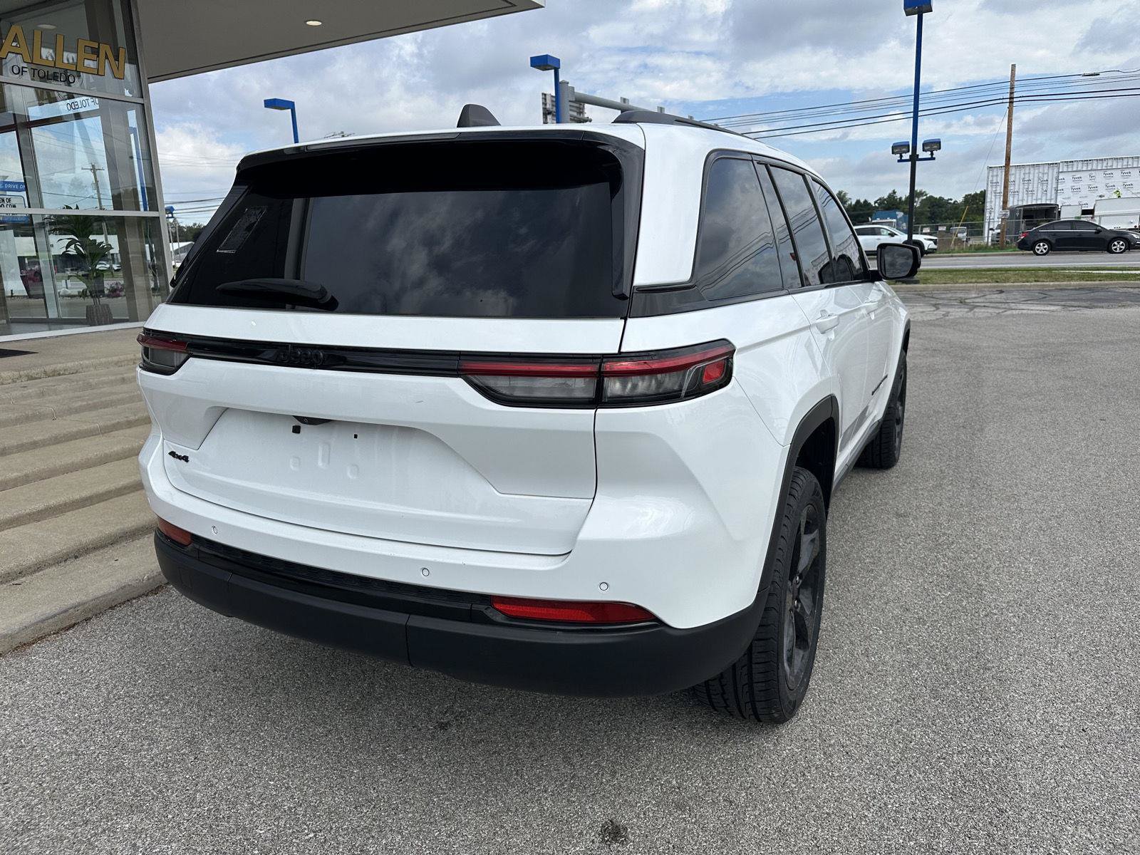 Used 2024 Jeep Grand Cherokee Altitude AWD/4WD image 11