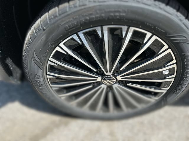 New 2026 Volkswagen Taos SE FWD image 11