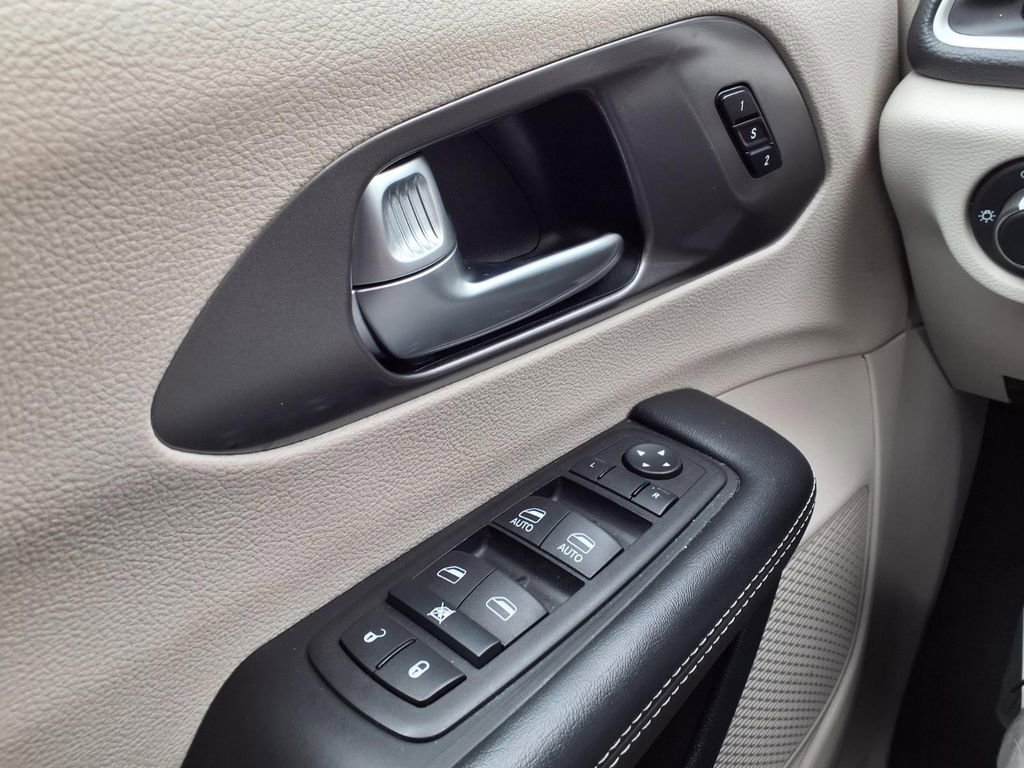 Used 2024 Chrysler Pacifica Select image 18