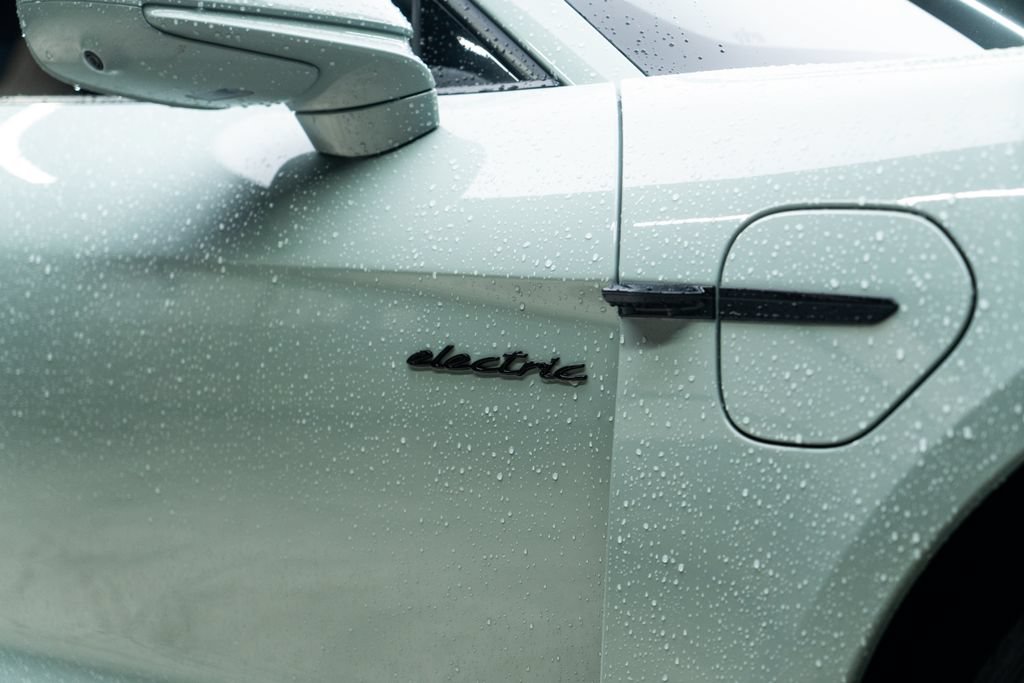 Used 2025 Porsche Taycan RWD image 11