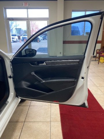 Used 2020 Volkswagen Passat 2.0T R-Line image 9